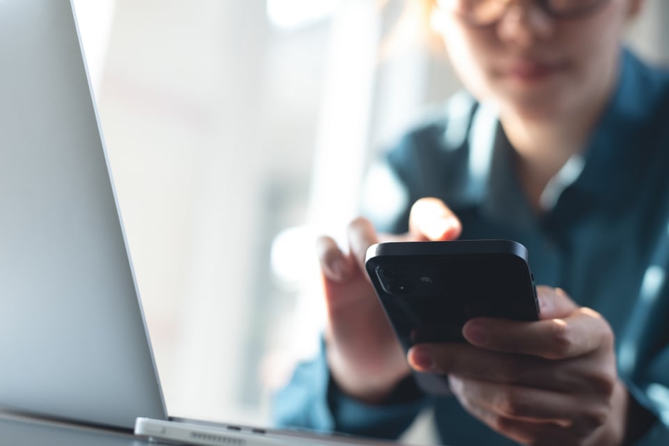 Familias hispanas: cómo elegir la mejor compañía de teléfono sin pagar de más (y encontrar celulares en oferta) featured image