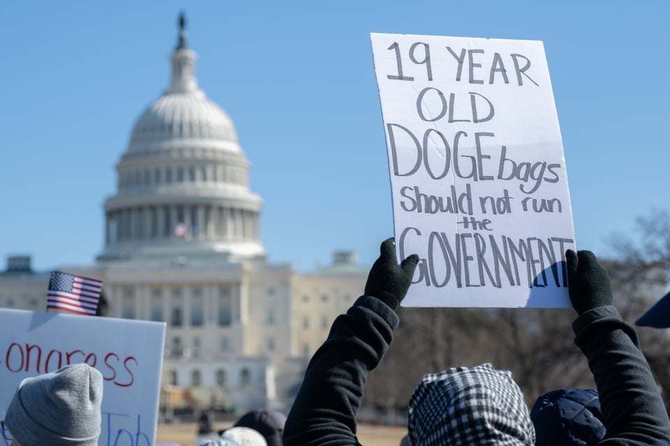 Manifestaciones «Manos Fuera» sacuden a Estados Unidos contra políticas de Trump y despidos masivos
