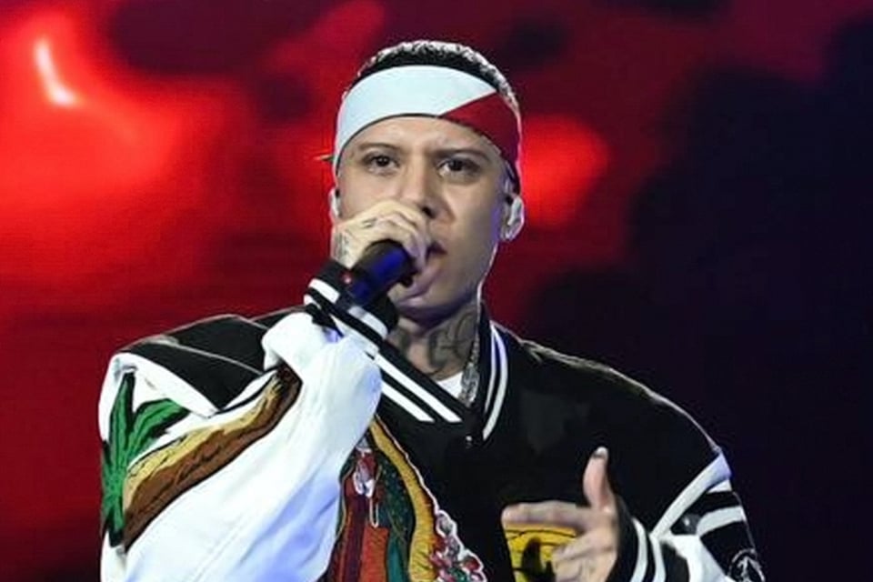 Santa Fe Klan tira a Julión Álvarez en pleno show