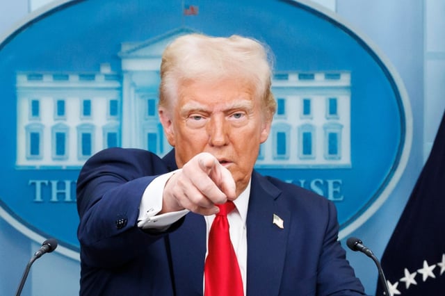 Trump pide reanudar expulsiones de migrantes a El Salvador