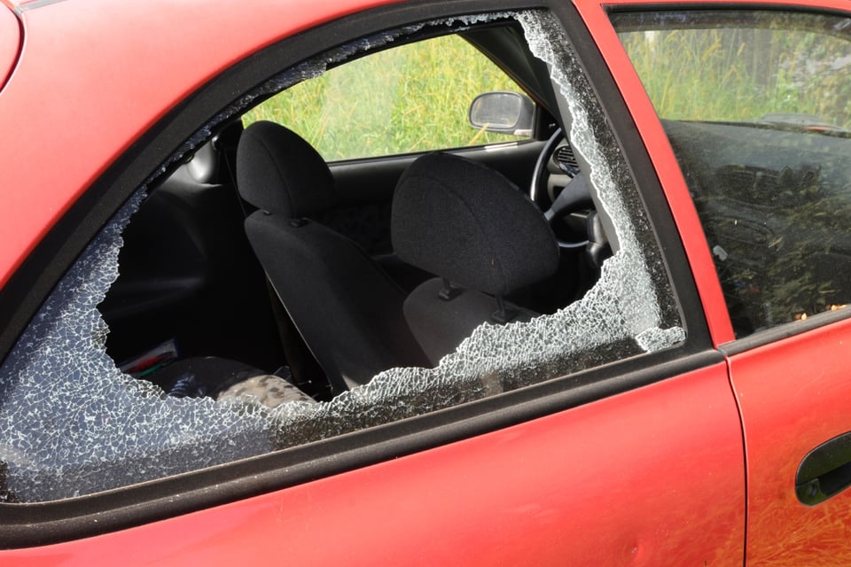 ICE rompe ventana de auto por error en Massachusetts