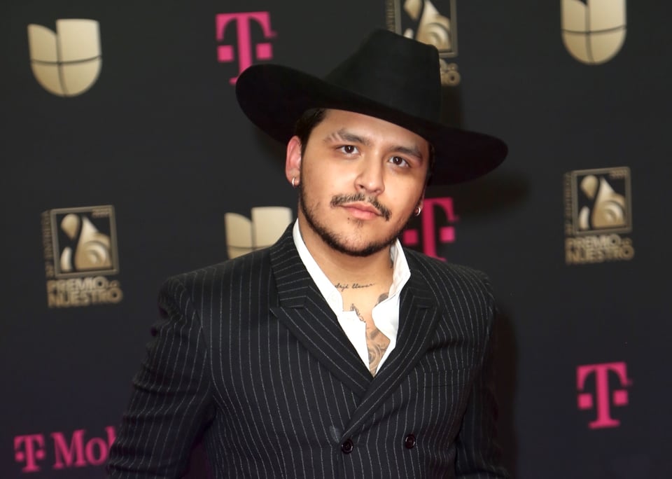 Christian Nodal regaña a fan que intentó robarle el sombrero durante show en Tabasco
