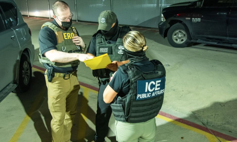 Redada sorpresa en Massachusetts: ICE detiene a 11 ecuatorianos en empresa de techos