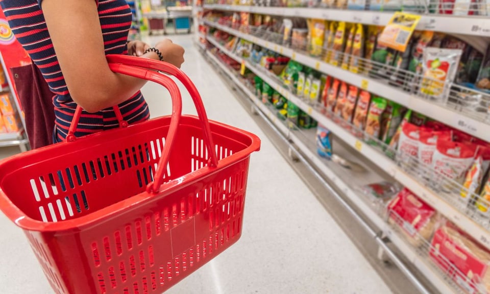 Consumidores hispanos recortan gastos por temor económico y migratorio