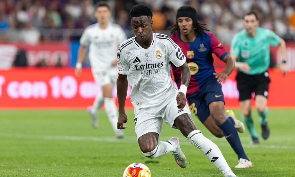 Barcelona y Real Madrid disputan un Clásico clave por el título de La Liga