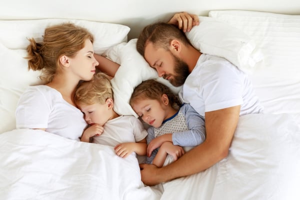 ¿Niños deben dormir con sus papás? ¿Es bueno o malo? Esto dicen los expertos