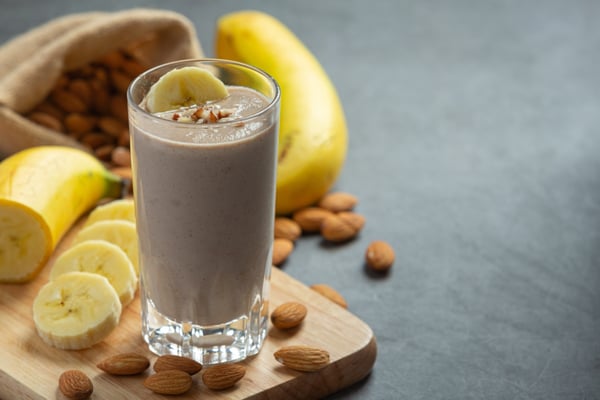 Este licuado de proteína con plátano y almendras te ayuda a ganar masa muscular y recuperarte mejor del ejercicio