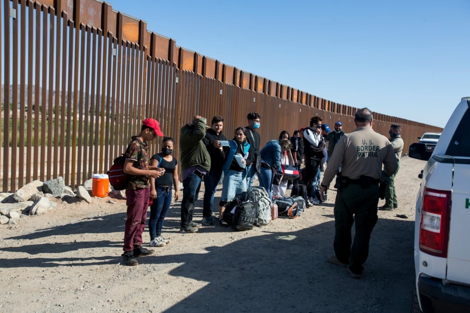 Solicitantes de asilo enfrentan incertidumbre en la frontera tras suspensión del programa