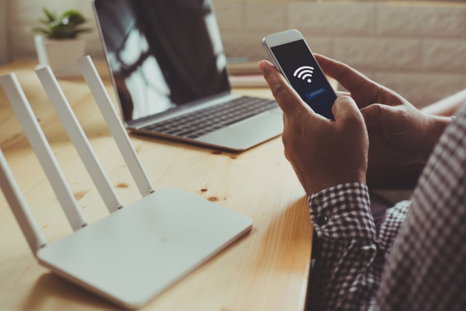 ¿Por qué debes alejar tu teléfono del router? Así mejoras la señal de tu WiFi en casa