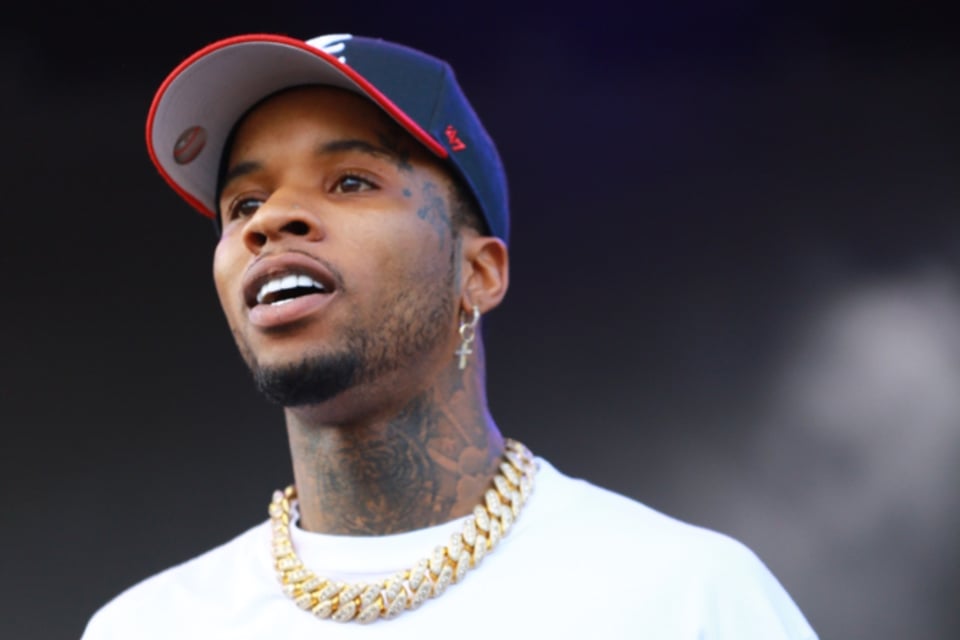 Tory Lanez es hospitalizado tras brutal apuñalamiento en prisión de California