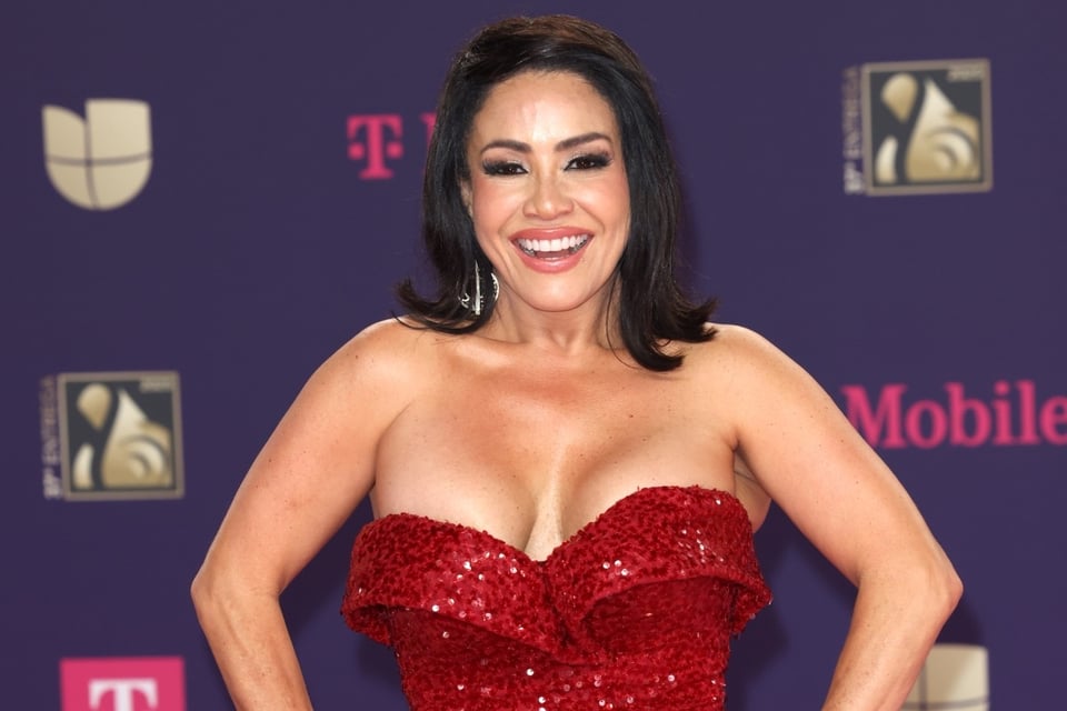 Carolina Sandoval impacta al mostrar su nuevo escote tras cirugía: “Primera vez que salgo así”