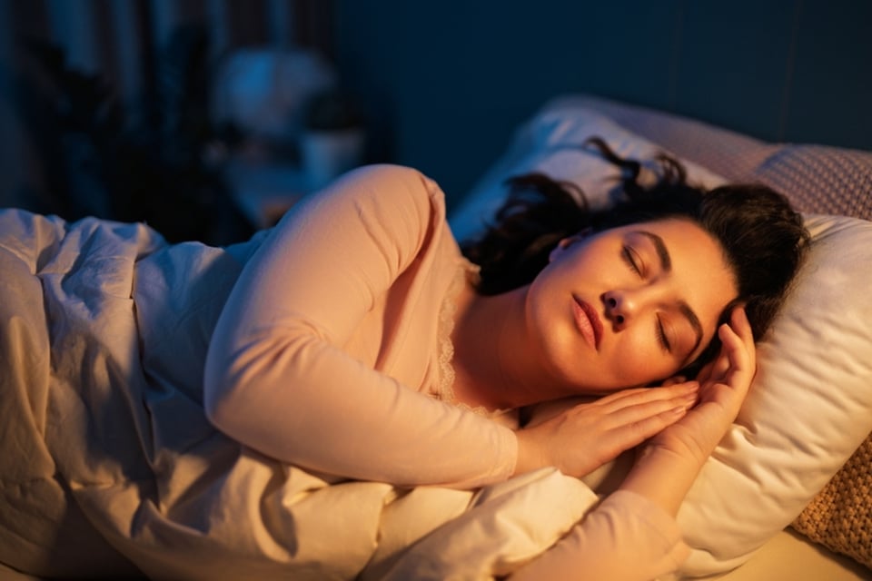 Dormir bien para vivir más: cardiólogo alerta sobre los riesgos del mal descanso