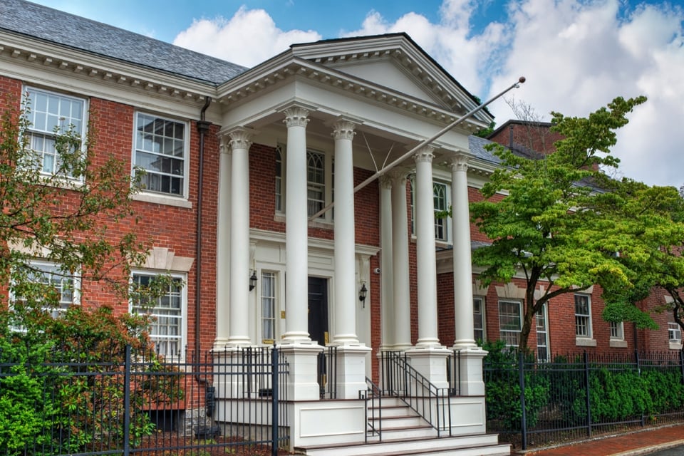 Trump prohíbe a Harvard matricular estudiantes extranjeros: medida sin precedentes en la educación superior