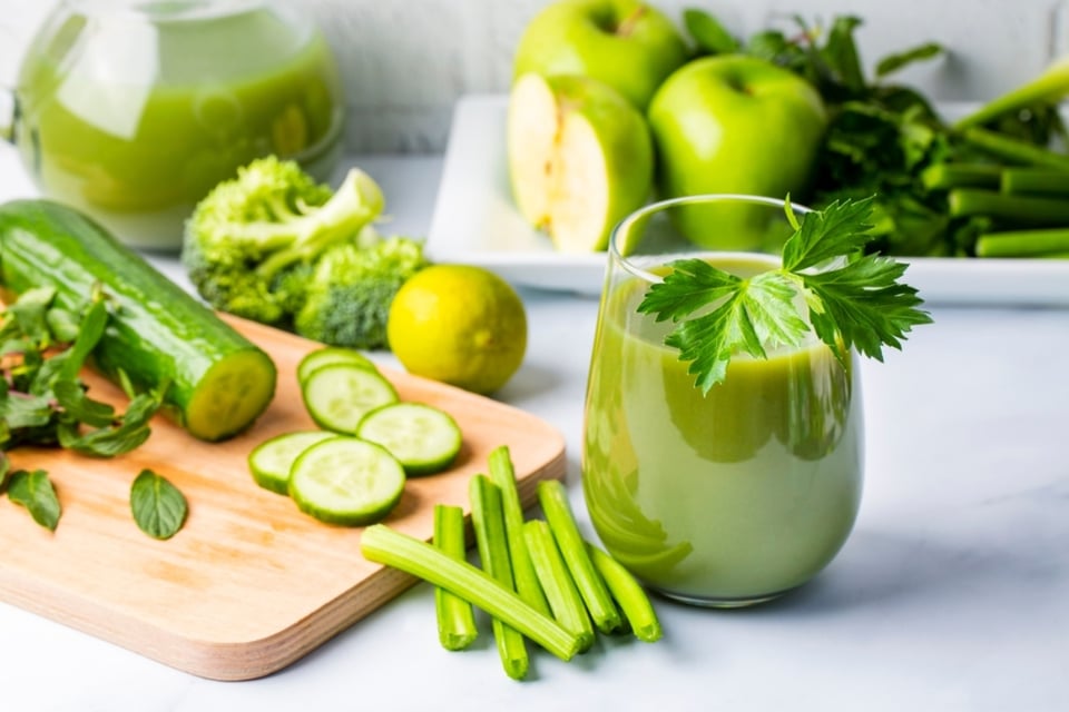 Jugos verdes con fibra como el de pepino con apio te ayudará en tu salud
