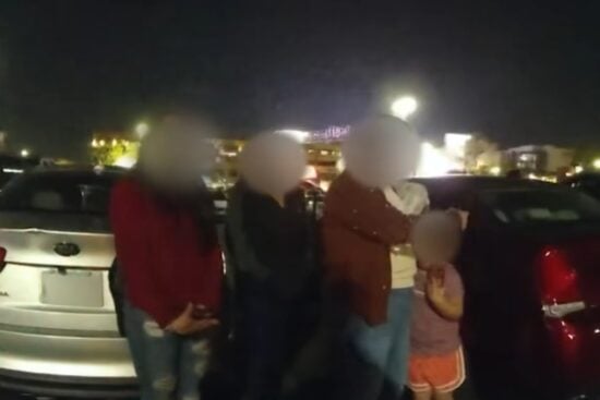 Arrestan a madres por dejar niños