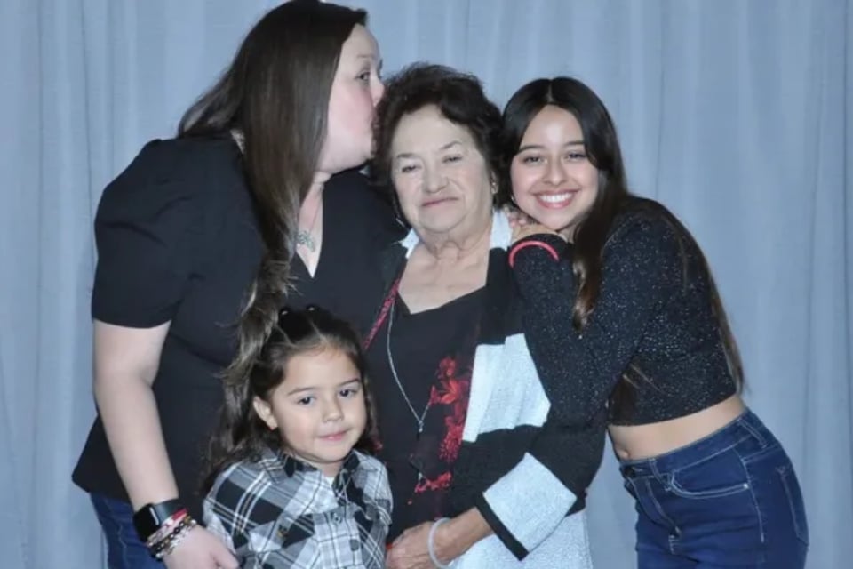 Familia hispana pide ayuda para despedir a “Yolie”, abuelita fallecida en un incendio en San Antonio featured image