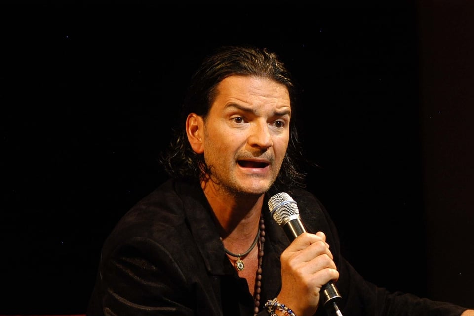 Policía corrige a Ricardo Arjona por estacionarse mal y él reacciona con humildad