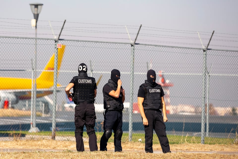 Detienen en un avión de EE.UU. a baterista mexicano de banda de rock y cancelan gira europea featured image