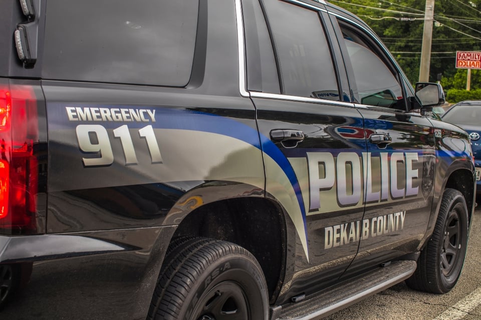 Adolescente muere tras presentarse herido de bala en estación de bomberos del condado de DeKalb