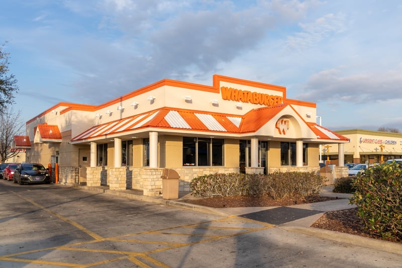 Hombre demanda a Whataburger tras sufrir reacción alérgica por cebollas en su comida