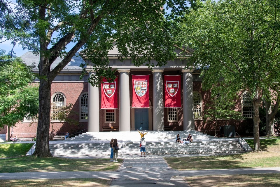El Gobierno de EE. UU. da 72 horas a Harvard para recuperar su programa de matriculación de extranjeros