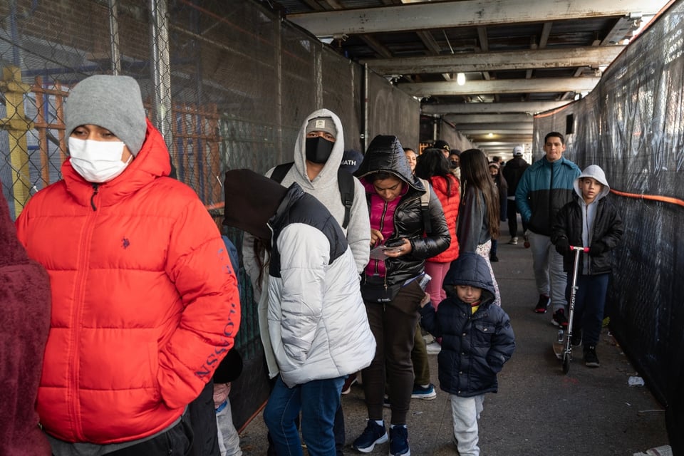 Nueva York cierra centros para migrantes tras recorte de fondos estatales
