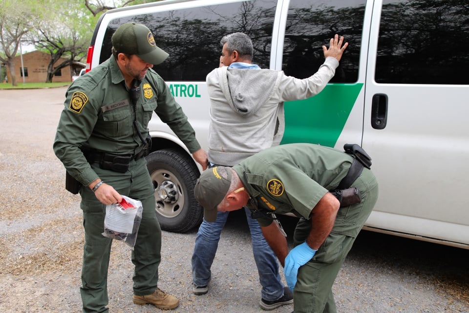 Graves violaciones a los derechos humanos en centro de detención migratoria de El Paso, según Amnistía Internacional