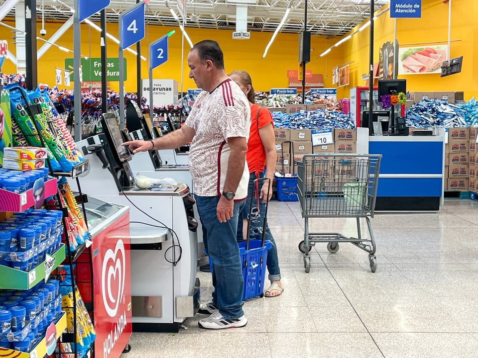 Walmart, Hispanics, Store, Mundonow