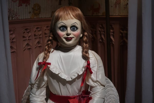¿Annabelle causó un incendio y una fuga carcelaria? Internet enloquece con teorías sobre la muñeca embrujada