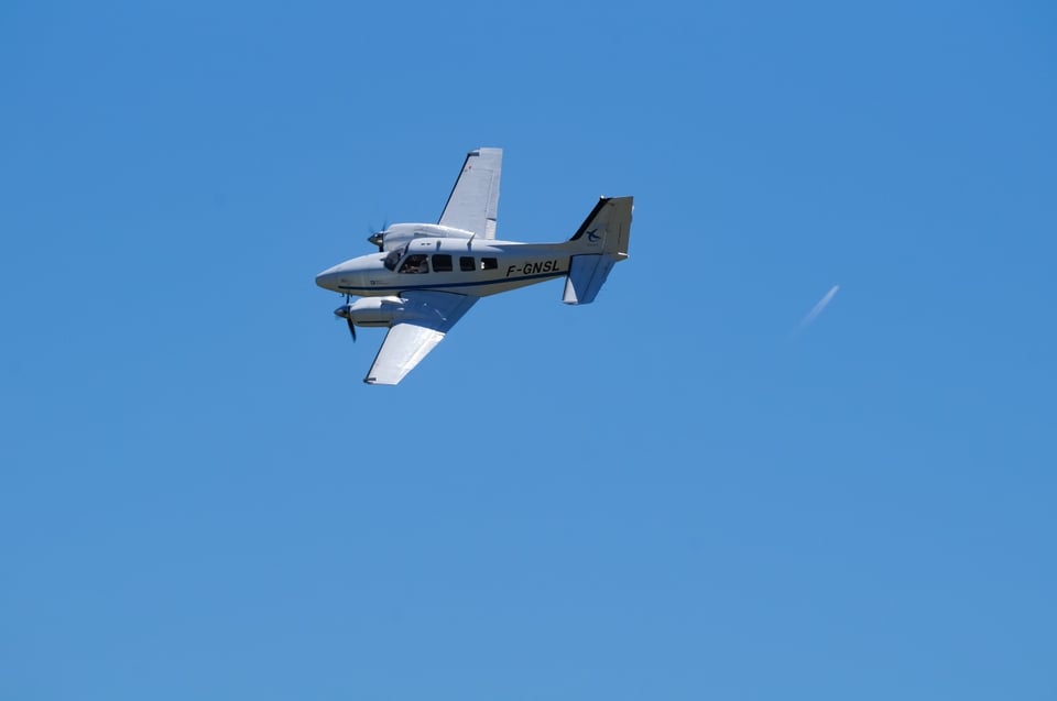 Avioneta se estrella en arbol cerca del aeropuerto de Houston