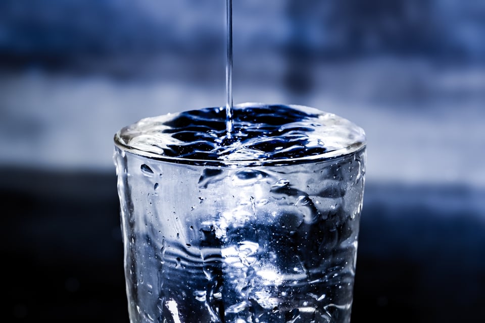 ¿Cuánta agua realmente necesitas al día para mantenerte hidratado?
