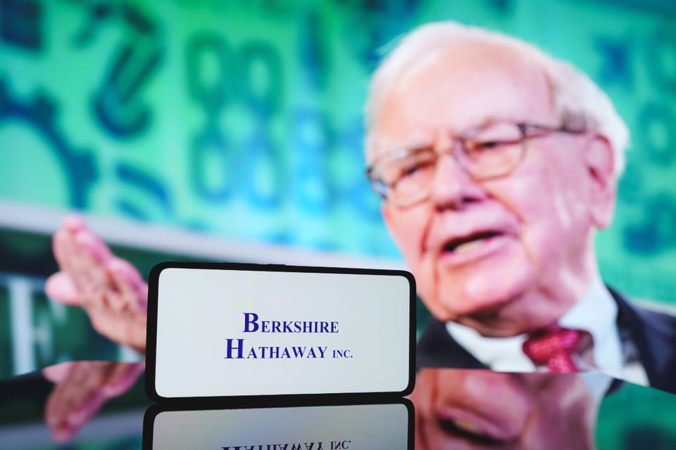 Buffett critica políticas arancelarias de Trump en reunión anual de Berkshire Hathaway