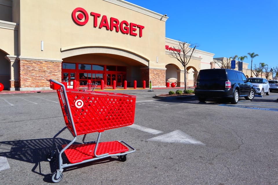 Hombre arrestado tras filmar a una joven en un probador de Target