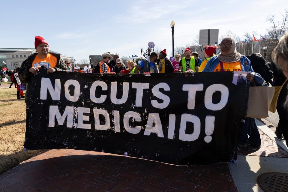 Cuts, Latinos, public health, mundonow