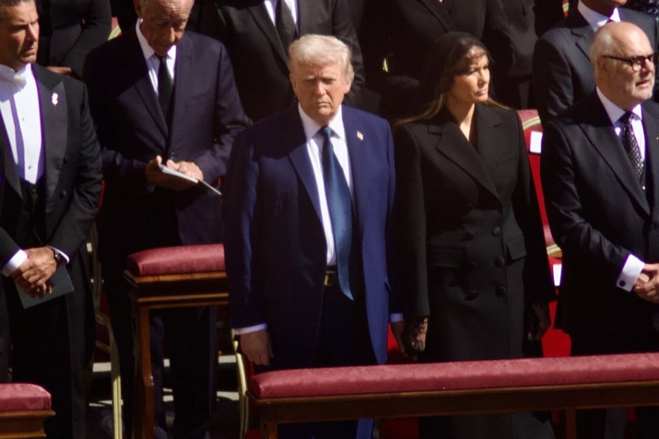 Trump se burla del Vaticano con una imagen parodia de sí mismo vestido de papa featured image