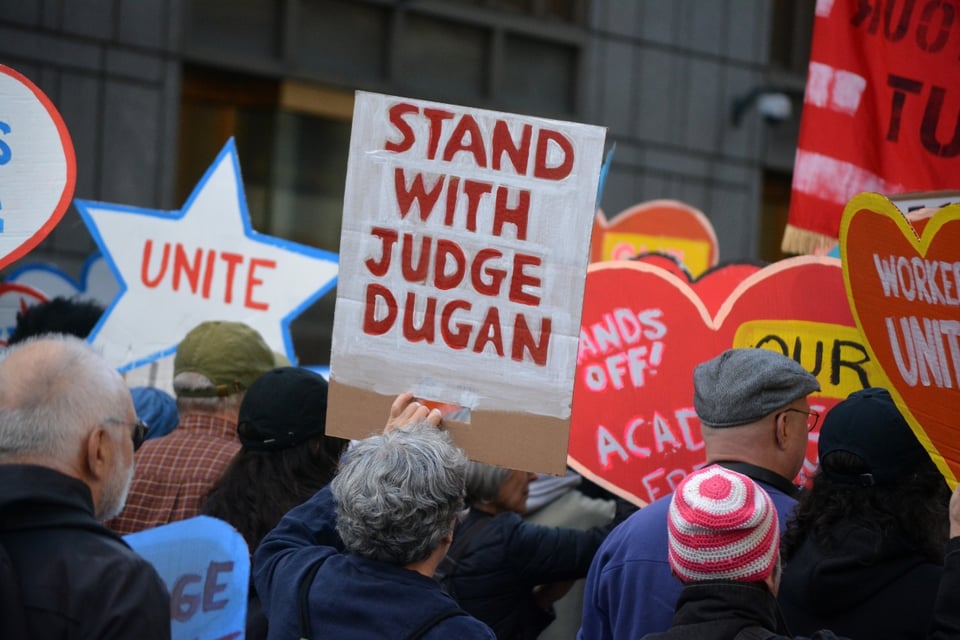 Cargos contra jueza de Wisconsin por ayudar a inmigrante indocumentado featured image