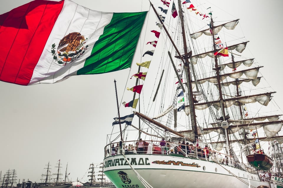 Buque mexicano Cuauhtémoc choca con el puente de Brooklyn y deja dos muertos featured image