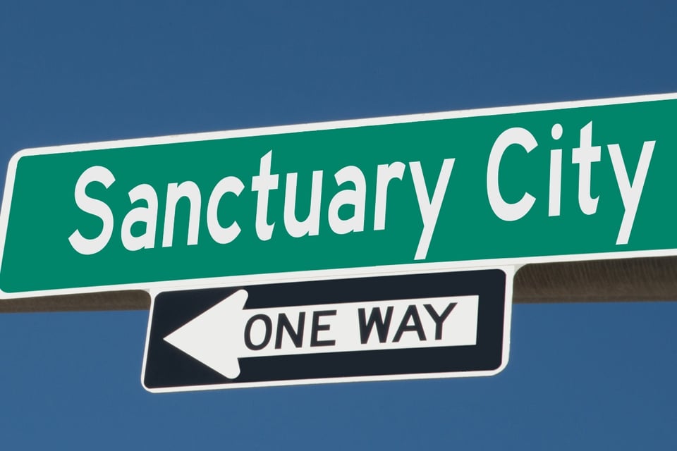 Trump amenaza con castigar a ciudades santuario por no colaborar con ICE
