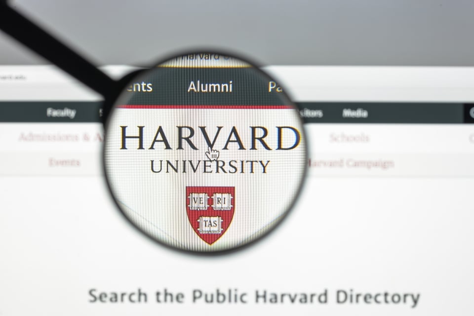 El Gobierno de Trump Retira Más Fondos a Harvard en Medio de Controversia