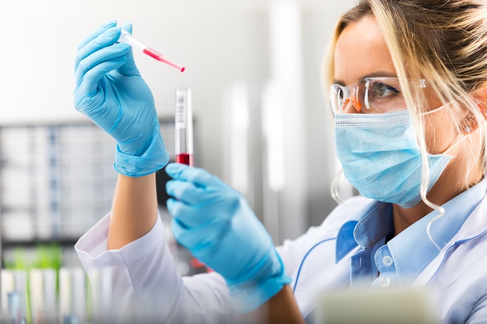 EE.UU. aprueba el primer test sanguíneo para la detección temprana del alzhéimer