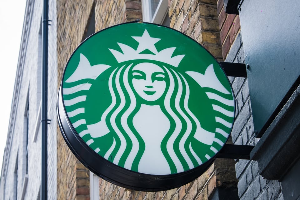 Starbucks enfrenta huelga por nuevo código de vestimenta