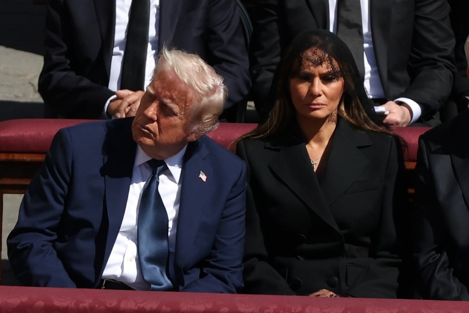 Trump reacciona a críticas sobre su foto como Papa