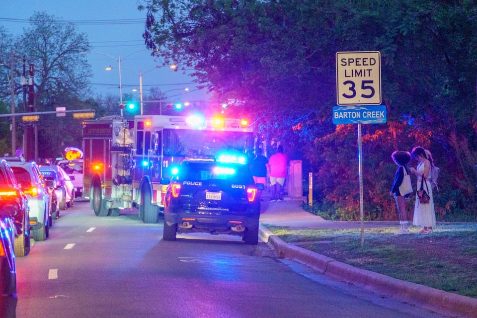Buscan a sospechoso de homicidio en Texas tras escapar de su residencia