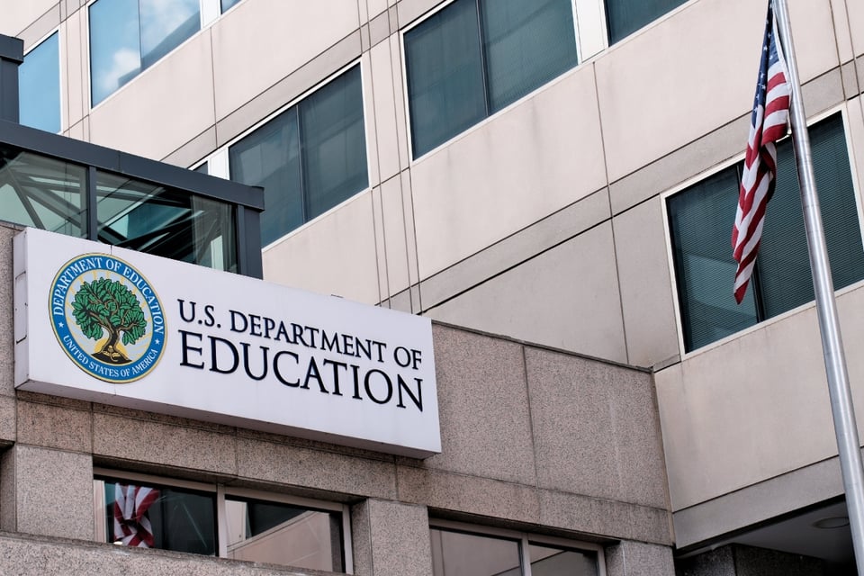 Secretaria de Educación de EE.UU. envía carta a Harvard plagada de errores gramaticales