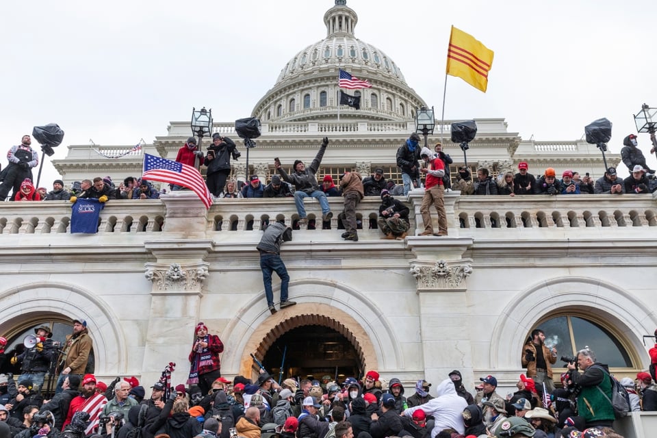 Trump perdona a aliados en nuevos indultos: “Ningún MAGA queda atrás”