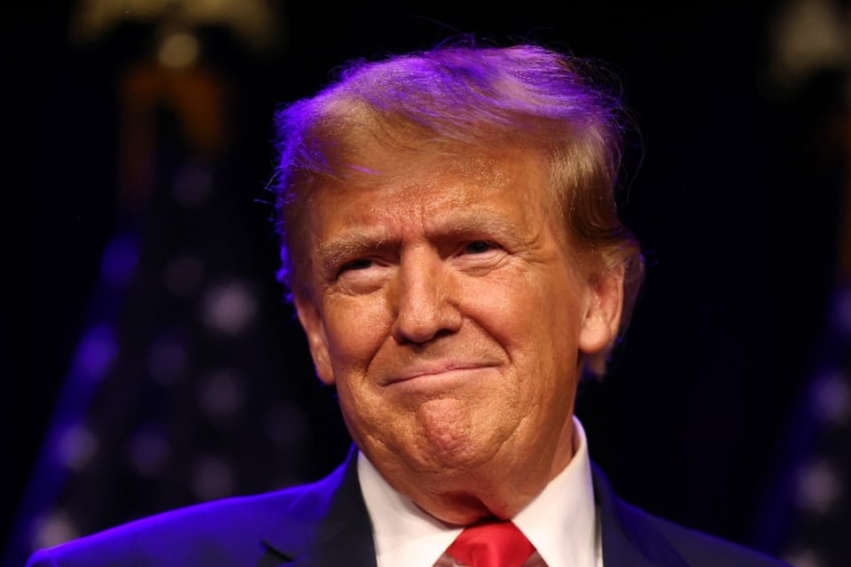 Trump cenará con inversores de su memecoin y desata críticas por posible conflicto de intereses
