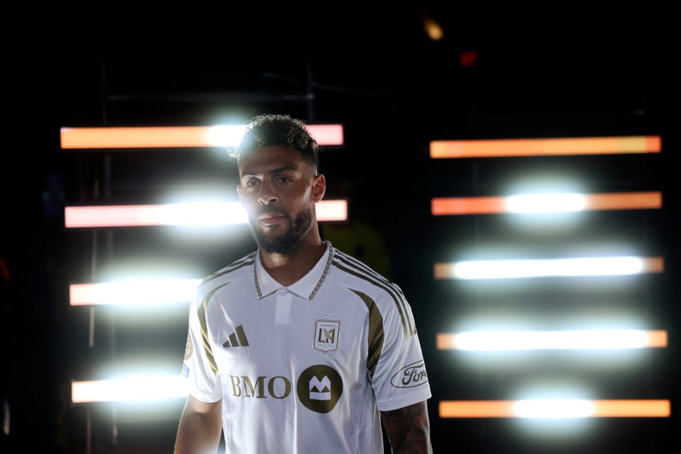 América va por Denis Bouanga