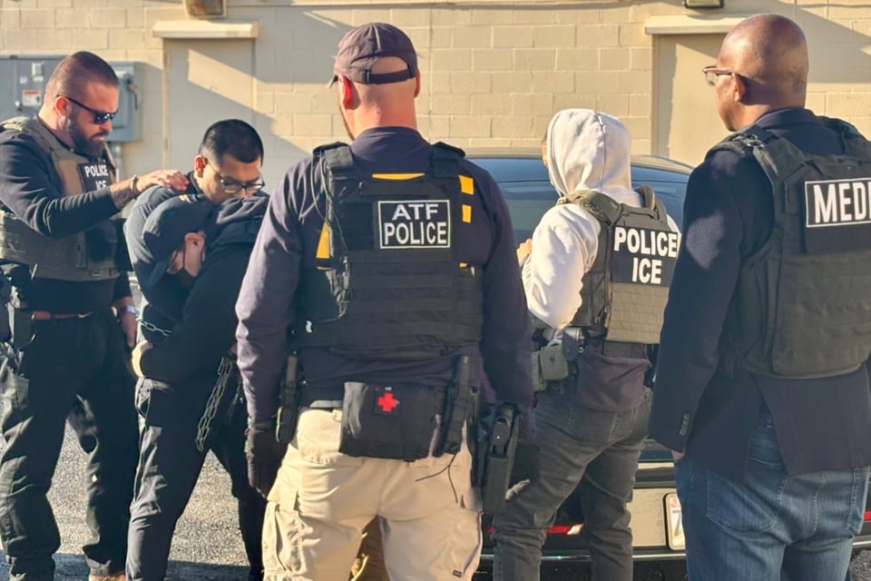 Agentes de ICE se hacen pasar por empleados de la luz para ingresar a las viviendas
