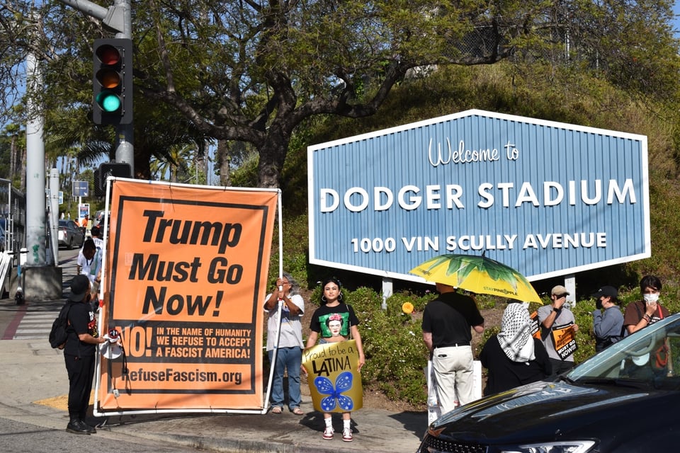 Los Dodgers de Los Ángeles donarán un millón de dólares para apoyar a familias de inmigrantes featured image