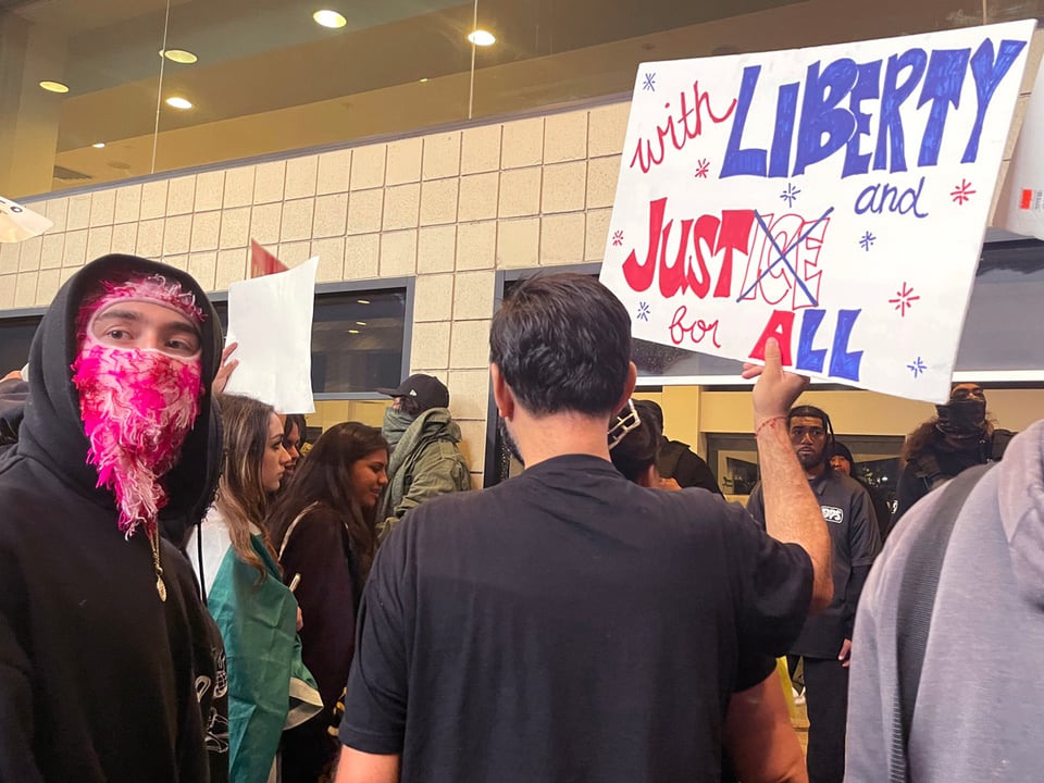 Disminuyen las protestas en Los Ángeles tras manifestación masiva contra Trump featured image